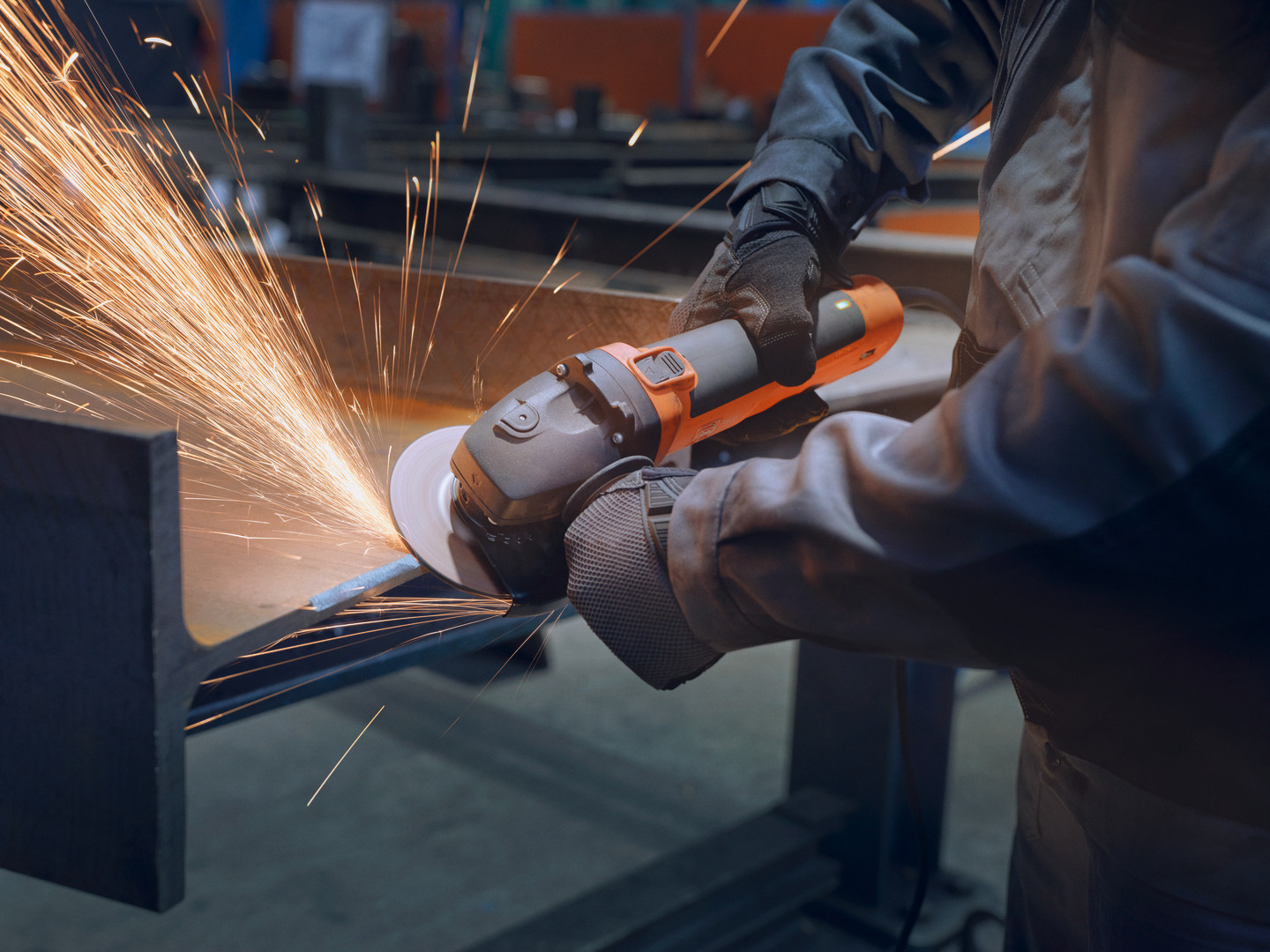 Anwendungsbild, Metallbearbeitung, Person, Erwachsener, Männlich, Mann
