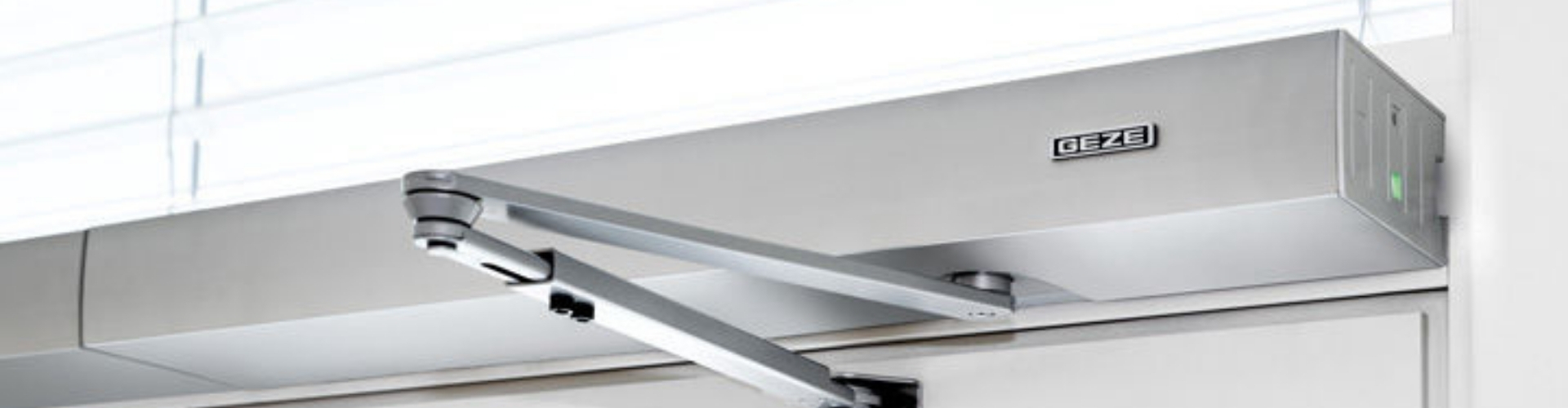 GEZE Türschließer mit Gestänge