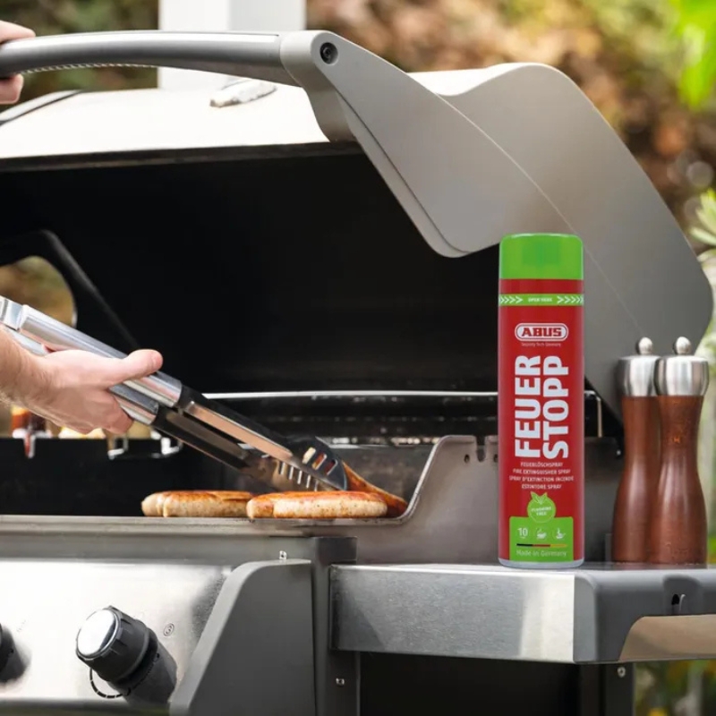 Grill, Wurst, Grillzange, Grillspray, Feuerlöscher-Stopper